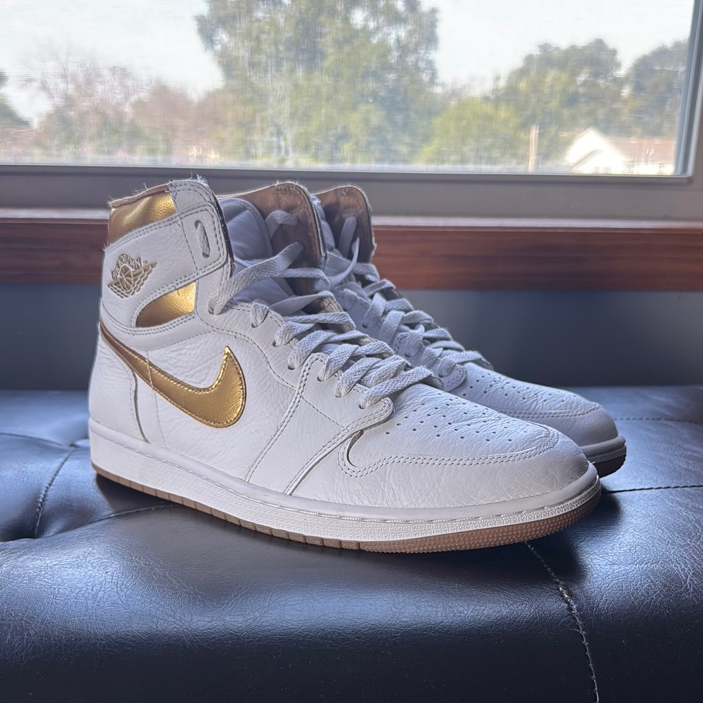 Nike Men's White and Gold Sneakers